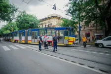 Kisiklott egy villamos Szegeden, pótlóbusz tolta le a sínekről