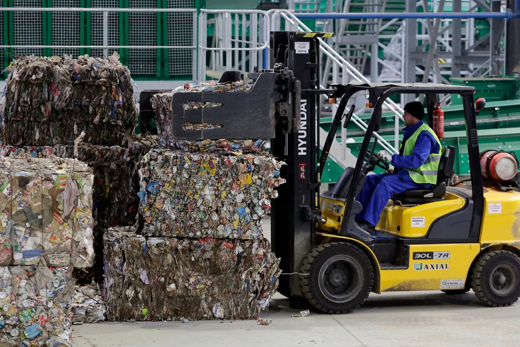 Indul az új hulladékrezsim: a Mol optimista, az ügyfelek aggódnak