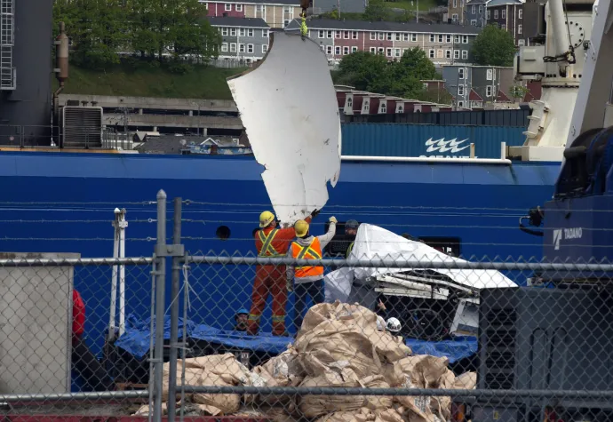 A Titan a baleset során több kisebb és nagyobb darabra szakadt – Fotó: Paul Daly / The Canadian Press / AP / MTI