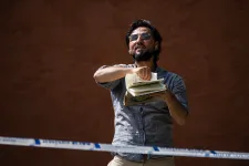 Egy svédországi tüntető szalonnával tűzdelt meg egy Koránt, majd elégette azt