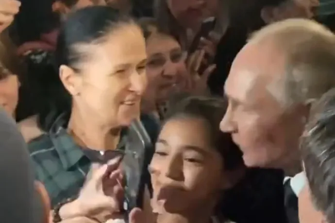 Vlagyimir Putyint sikítozó tömeg fogadta Derbentben