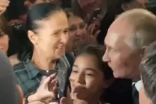 Vlagyimir Putyint sikítozó tömeg fogadta Derbentben