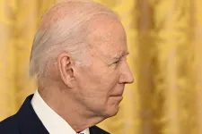 Alvási betegsége miatt gépre kötve alszik Joe Biden