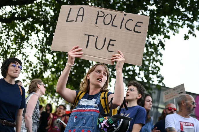 „A rendőrség öl” feliratú táblával tiltakozik egy tüntető Nantes-ban Fotó: Sebastien Salom-Gomis / AFP
