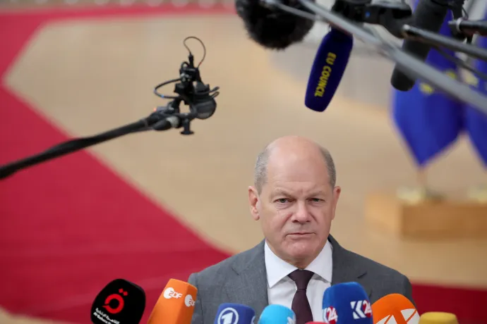 Olaf Scholz német kancellár nyilatkozik a sajtó képviselőinek, amint megérkezik az Európai Unió tagországai állam- és kormányfőinek kétnapos tanácskozására – Fotó: Olivier Matthys / MTI / EPA 