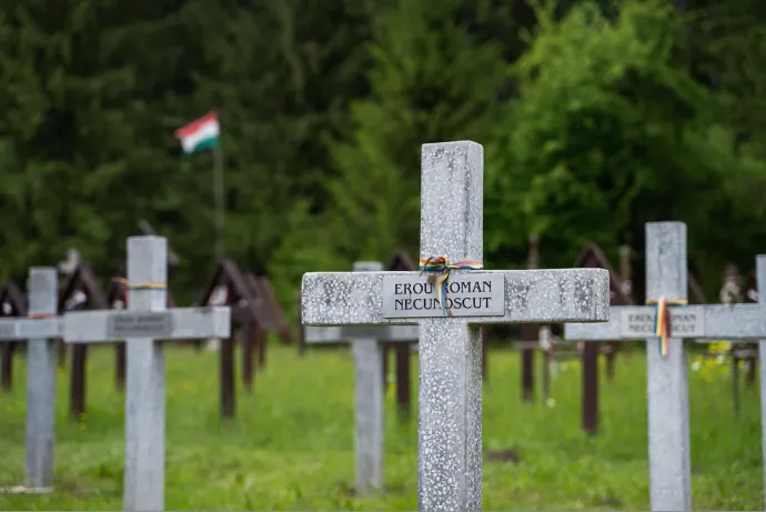 Az illegálisan felállított, most lebontott betonkeresztek ismeretlen román hősöknek állítottak emléket – Fotó: Tóth Helga / Transtelex