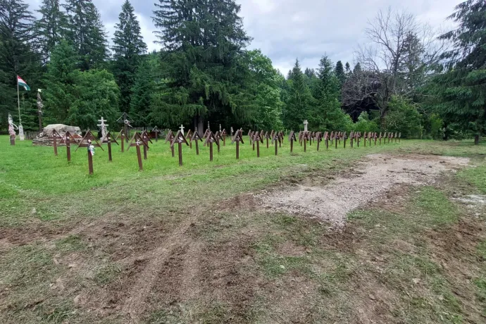 Lebontották az úzvölgyi temetőben illegálisan felállított betonkereszteket