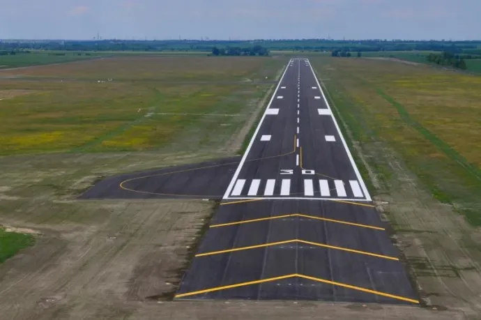 Az eredetileg 1450 méteres kifutópályát 780 méterrel megtoldották – Fotó: Győr-Pér Airport