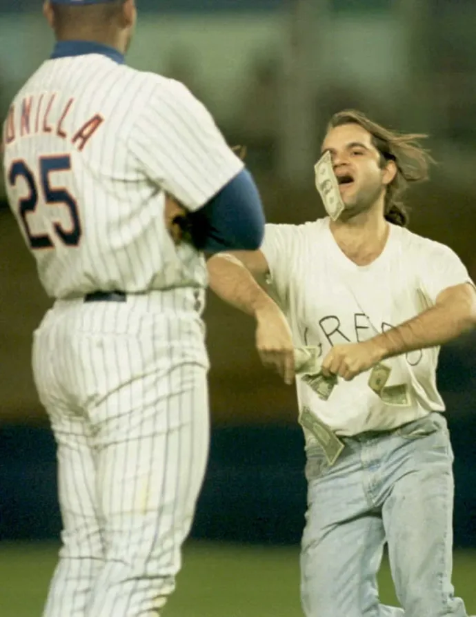 Bobby Bonilla magas fizetése ellen a pályára berohanva tiltakozik egy Mets-szurkoló, 1995-ben – Fotó: Mark Phillips / AFP