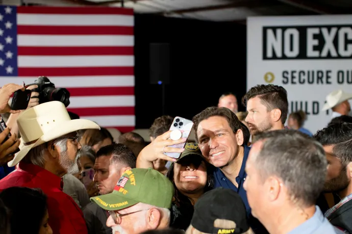 Ron DeSantis republikánus elnökjelölt, Florida kormányzója a texasi Eagle Pass határ menti településen kampányol – Fotó: Kaylee Greenlee Beal / Reuters