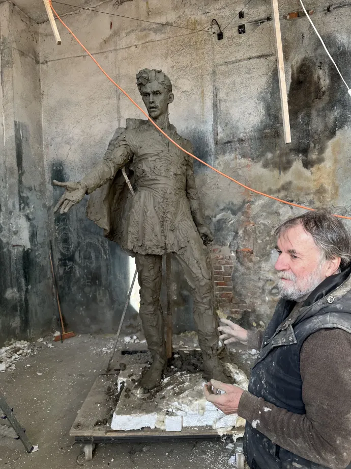 Deák Árpád a készülőben lévő Petőfi-szoborral – Fotó: Szatmárnémeti önkormányzata