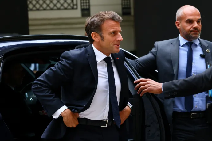 Emmanuel Macron francia elnök érkezik a válságtanácskozásra – Fotó: Yves Herman / Reuters
