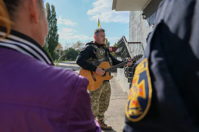 Egy híres ukrán előadóművész zenél katonáknak és civileknek Kupjanszk városában 2022. október 16-án – Fotó: Sofiia Bobok / Anadolu Agency / Getty Images