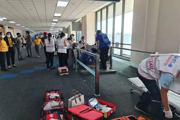 Csak a lába levágásával tudtak kiszabadítani egy mozgójárda fogságába került nőt a bangkoki reptéren