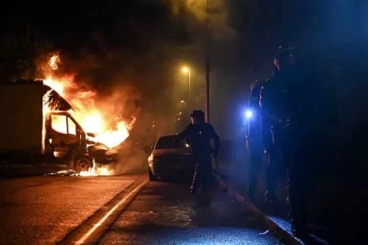 Franciaországi zavargások: kirabolt Aldi, felgyújtott autók, égő szemét