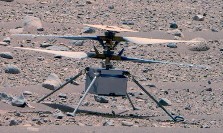 Az Ingenuity marshelikopter a Mars felszínén – Fotó: NASA / JPL-Caltech / ASU / MSSS