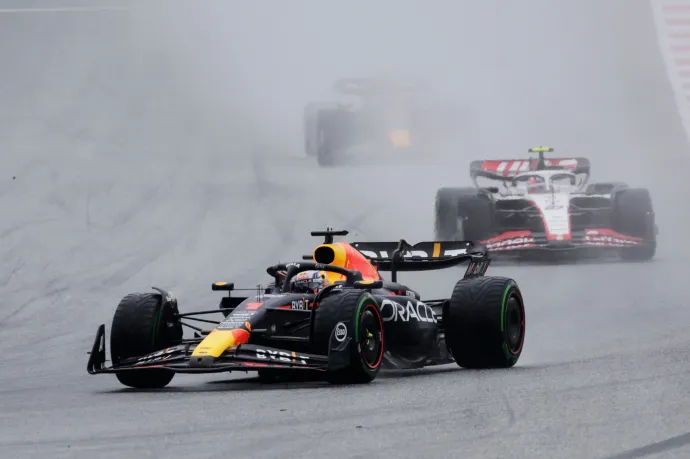Brutális, amit Verstappen művelt az esős osztrák sprintfutamon: 24 körön 21 másodperccel nyert