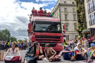 Klímavédők torlaszolták el a londoni Pride útját