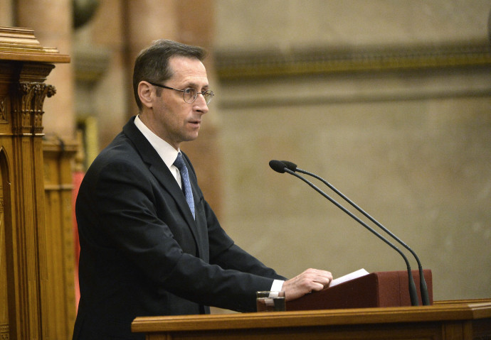 Kósa és Szijjártó forintbedöntő nyilatkozatait idézte Matolcsy és Varga gazdasági csörtéje