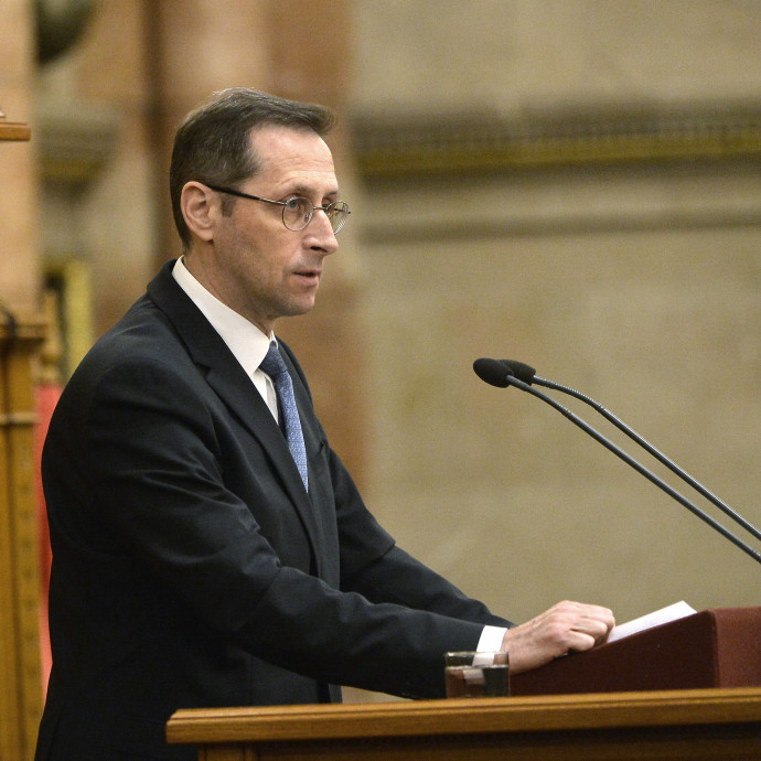 A kormány is látja, hogy baj van, de inkább áttolja 2024-re az idei költségvetés problémáit