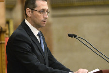 A kormány is látja, hogy baj van, de inkább áttolja 2024-re az idei költségvetés problémáit