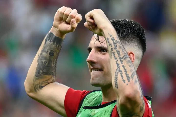 A győztes gólt szerző Szoboszlai Dominik, kezén a tetovált idézettel a labdarúgó Nemzetek Ligája 1. fordulójában játszott Magyarország–Anglia-mérkőzés végén a Puskás Arénában 2022. június 4-én – Fotó: Koszticsák Szilárd / MTI