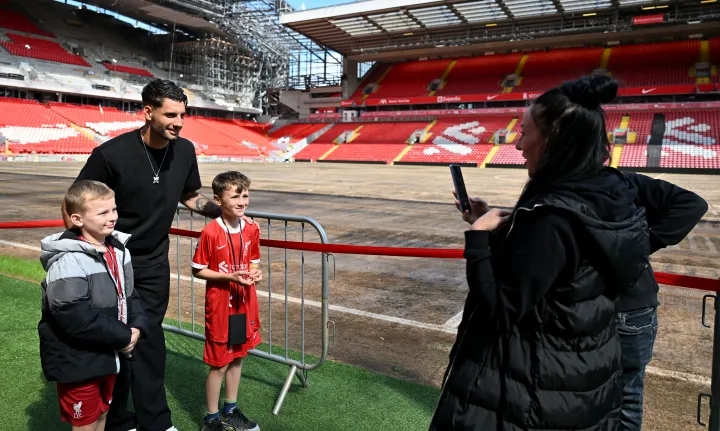 Szoboszlai Dominik a Liverpool szurkolóival az Anfield stadionban 2023. július 2-án – Fotó: Andrew Powell / Liverpool FC / Getty Images