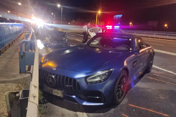 Az Egér úton 2022. szeptember 9-én egy Mercedes-AMG GTC Roadster okozott balesetet, amelynek volánjánál egy korábban vezetéstől eltiltott 19 éves fiatal ült – Fotó: Olvasói fotó / Telex