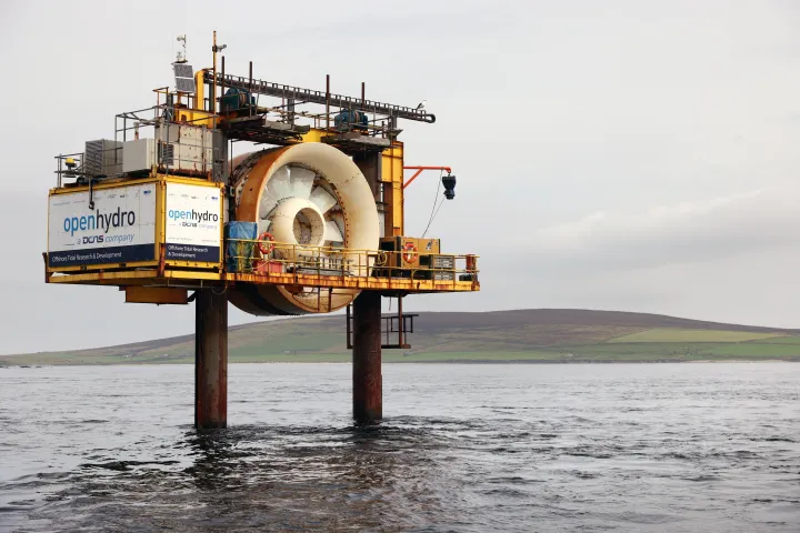 Una turbina mareomotriz es izada a un sitio de servicio en la costa de la isla en aguas poco profundas - Foto: Adrian Dennis/AFP