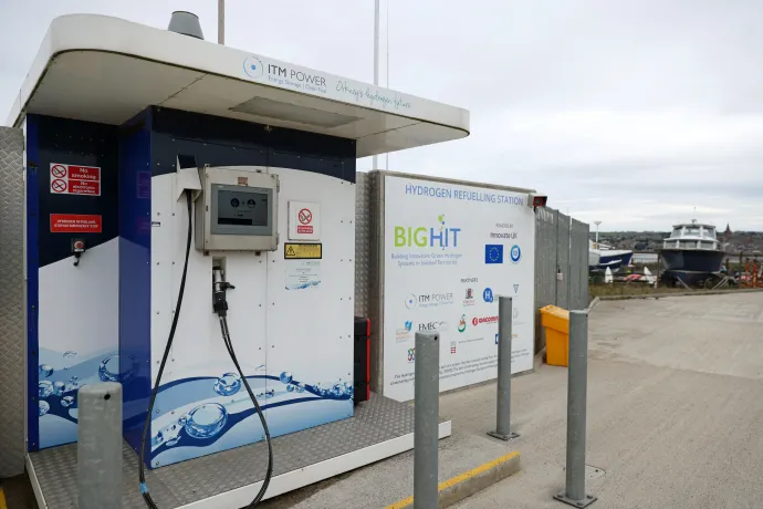 A környezettudatos hajósok megújuló forrásból előállított hidrogént tankolhatnak a kirkwalli kikötőben – Fotó: Adrian Dennis / AFP