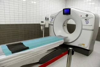 A CT-, MR-vizsgálatokat államosítja, a kórházi patikákat kiszervezi a kormány