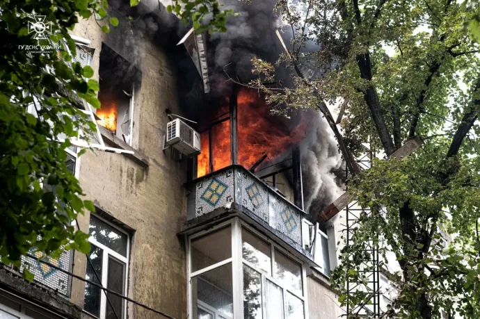Kigyulladt egy lakóépület Szumiban, miután eltalálta egy iráni gyártmányú drón 2023. július 3-ám – Fotó: State Emergency Service Of Ukraine / Reuters