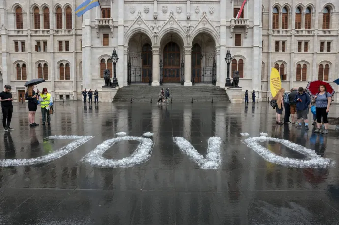 „Jövő” feliratot írtak a Kossuth térre, száz kiló jeget olvasztottak el rajta