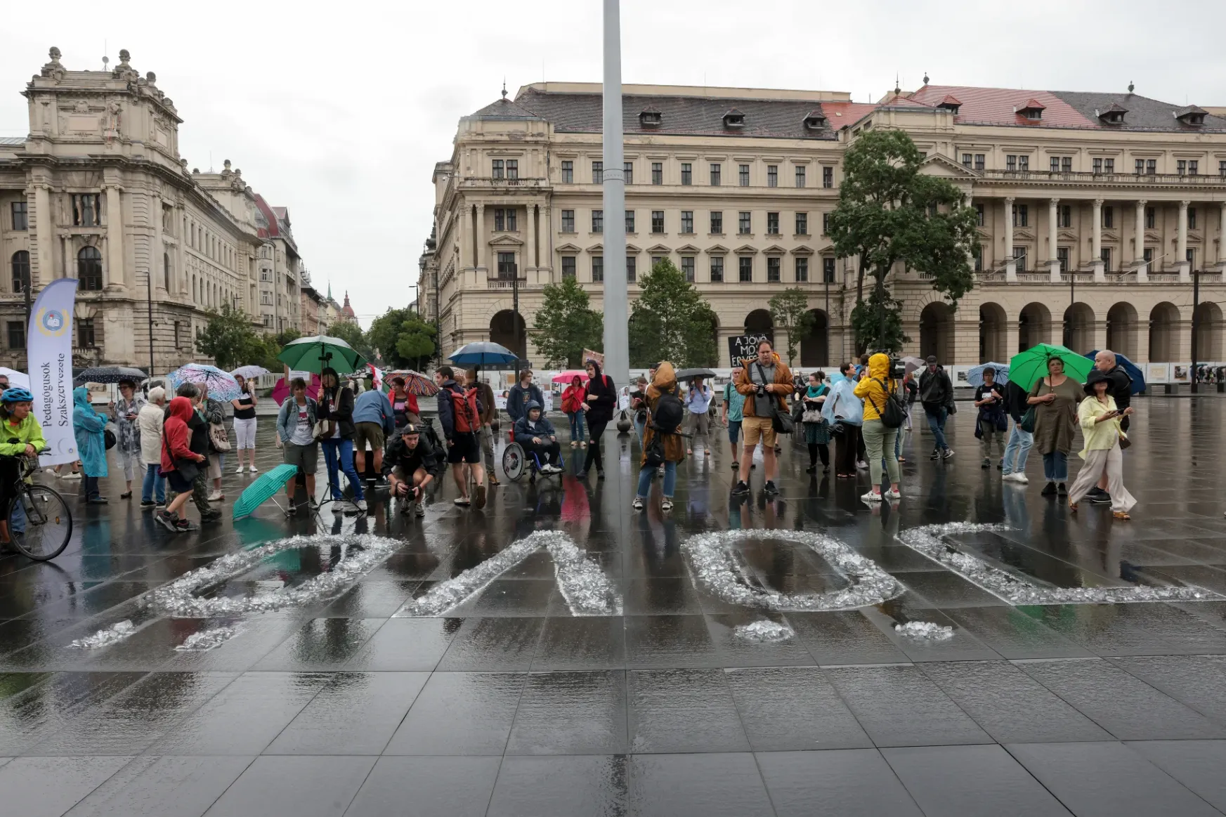 „Jövő” feliratot írtak a Kossuth térre, száz kiló jeget olvasztottak el rajta
