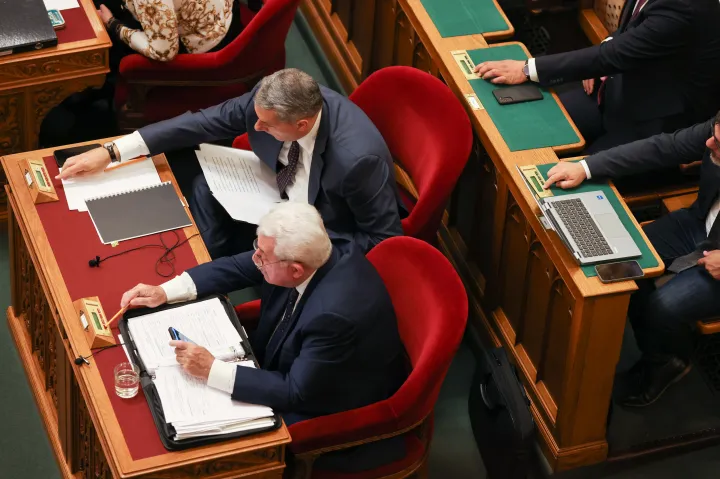 Lázár János és Fónagy János szavaznak az építési és beruházási törvény zárószavazásán az Országgyűlés ülésén 2023. július 4-én – Fotó: Melegh Noémi Napsugár / Telex