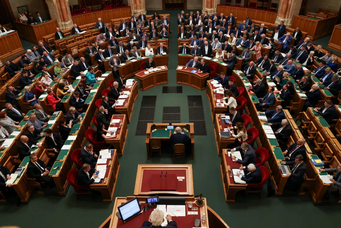 Megszavazta a parlament a státusztörvényt