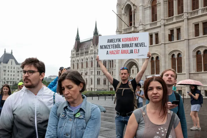 Tüntetők a Kossuth téren a státusztörvény ellen 2023. július 4-én – Fotó: Hevesi-Szabó Lujza / Telex