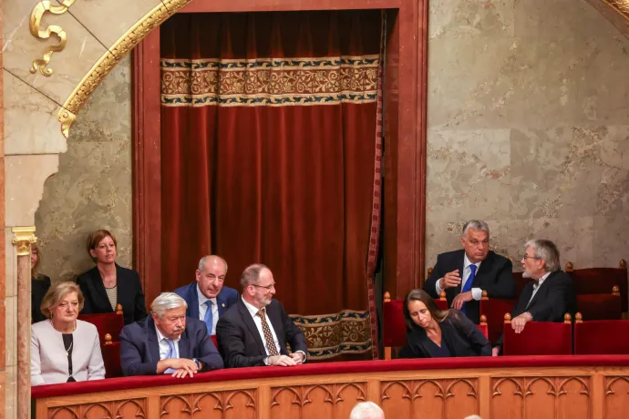 Az új alkotmánybírók páholyában a miniszterelnök a titkos szavazás előtti szünetben – Fotó: Melegh Noémi Napsugár / Telex