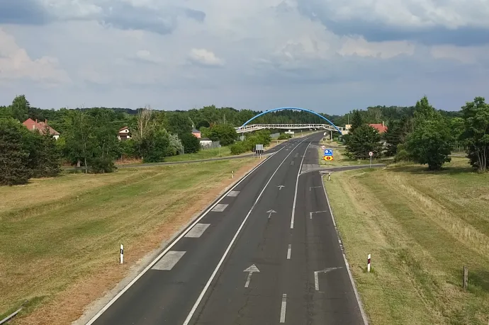 A pár száz méterre lévő felüljáróról látszik, miként emelkedik a híd az M19-es fölé – Fotó: Cséfalvay Attila / Telex