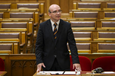 Megszavazta a státusztörvényt a parlament, átlépte az ötezret a felmondásról nyilatkozó tanárok száma