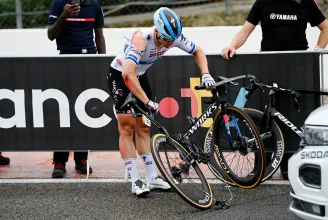 Kettétört az Európa-bajnok kerékpárja a Tour de France sprintbefutójánál történt bukásban