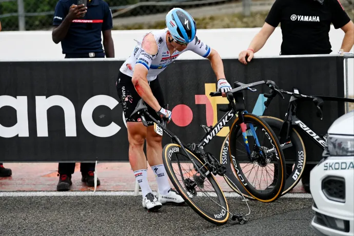 Kettétört az Európa-bajnok kerékpárja a Tour de France sprintbefutójánál történt bukásban