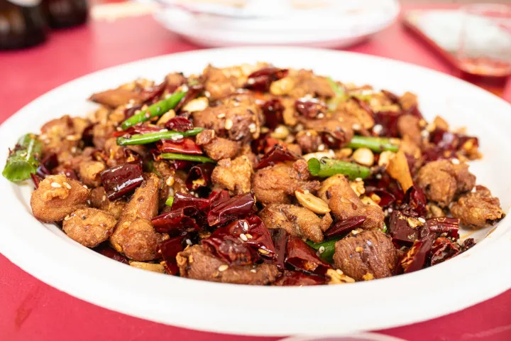 Chongqing csirke iszonyúan sok csilivel, szecsuáni borssal, mogyoróval – Fotó: Ács Bori / Telex