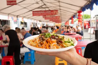 Marhaín, kacsavér és medúzasaláta: ilyen a kínai negyed éjszakai piacán enni