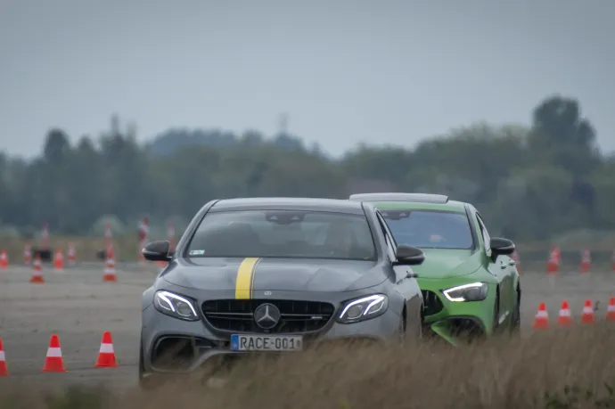 A fenti képen egy tuningolt, dízel Seat Ibiza, az alsón az Árpád hídi balesetben részes Mercedes E63S és egy másik AMG-modell a futam után Fotó: B-ART