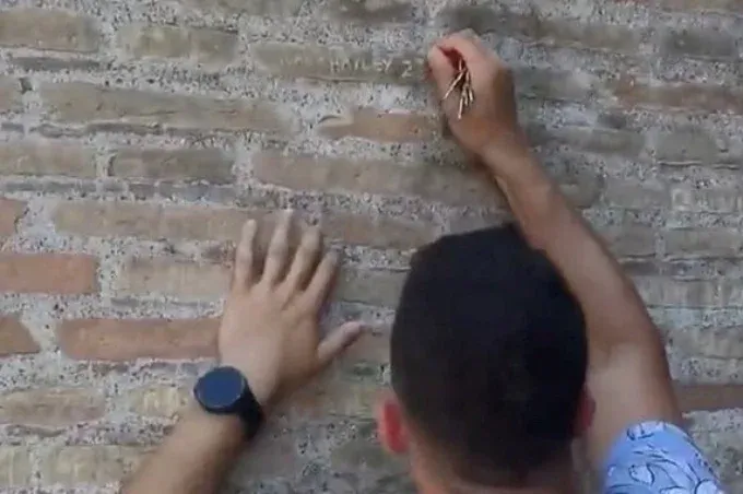A Colosseumba romantikus üzenetet véső turista azt állítja, nem tudta, hogy olyan régi az épület