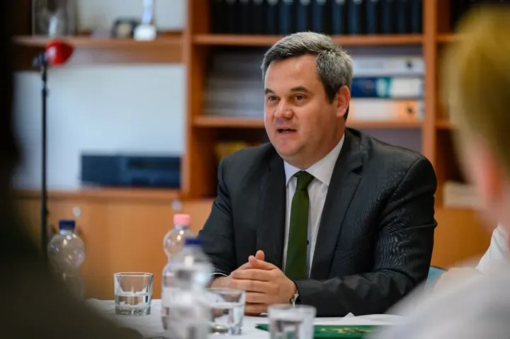 Az államtitkár szerint a szürkezónát akarják felszámolni az MR- és CT-vizsgálatok államosításával