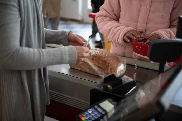 A Penny már bevezette, az Aldi, a Lidl és a Tesco még keresi a megoldást a bolti készpénzfelvételre