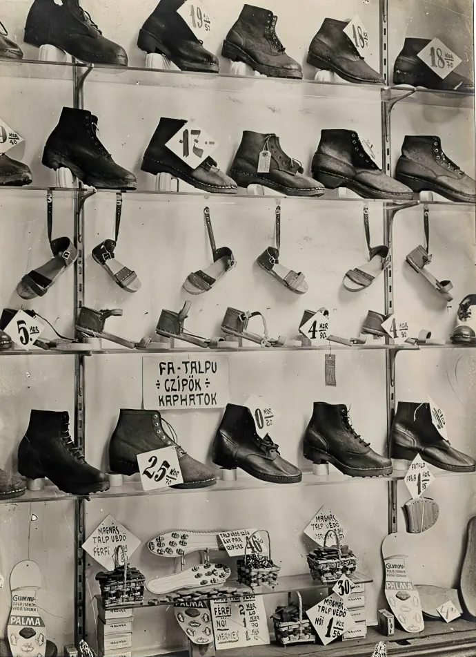 A budapesti kirakatban nyersanyaghiány miatt fából gyártott talppal készült cipők láthatók, 1918-ban – Fotó: Országos Széchényi Könyvtár / Fortepan