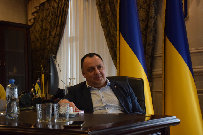 Volodimir Csubirko, a kárpátaljai megyei tanács elnöke a hivatalában, Ungváron. Fotó: Szabó Milán / G7